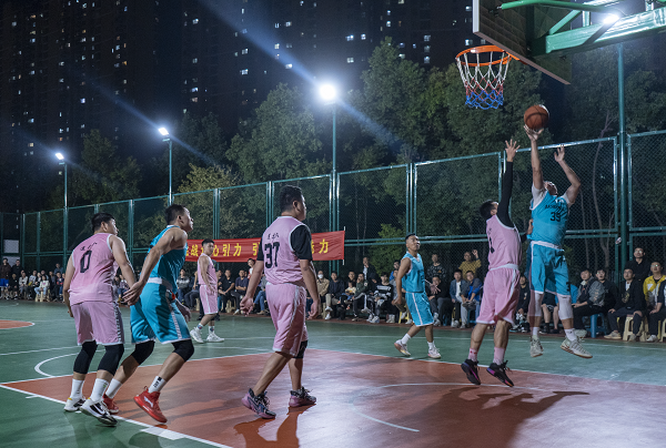 球迷屋8月18日讯，NBA公布了2023-2024新赛季常规赛的完整赛程。新赛季有些变化，由于新增季中锦标赛，先公布80轮比赛，剩下两轮在季中锦标赛小组赛结束后安排。接下来给大家分享新赛季NBA各队全美直播场次数排名。